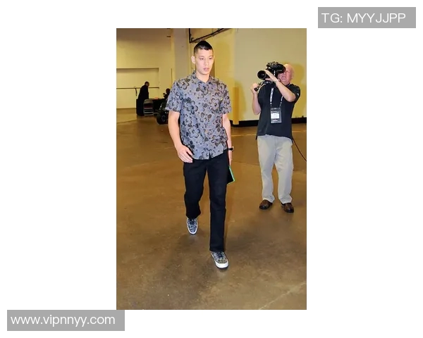 篮球明星背带裤时尚潮流解析引领街头风尚的运动风格新趋势